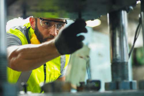 operaio a lavoro per manutenzione ordinaria